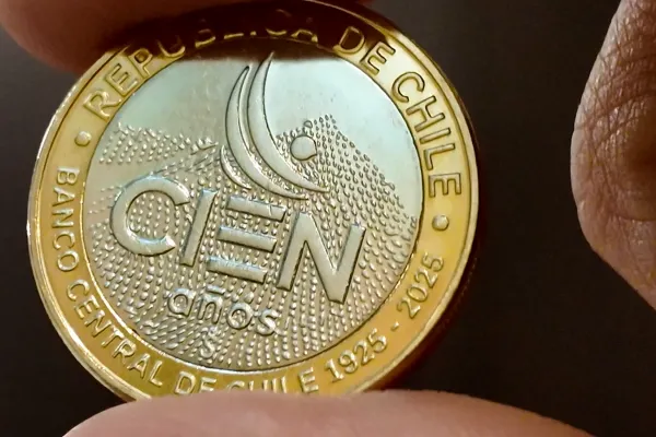 Comenzó a circular la nueva moneda de $100 en Chile: ¿cómo es y qué representa?