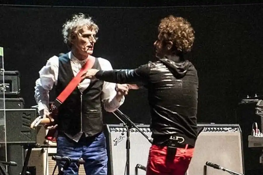 UN ABRAZO INOLVIDABLE. Cerati y Spinetta compartieron escenarios en multilples ocasiones. / X SPINETTA ETERNO 