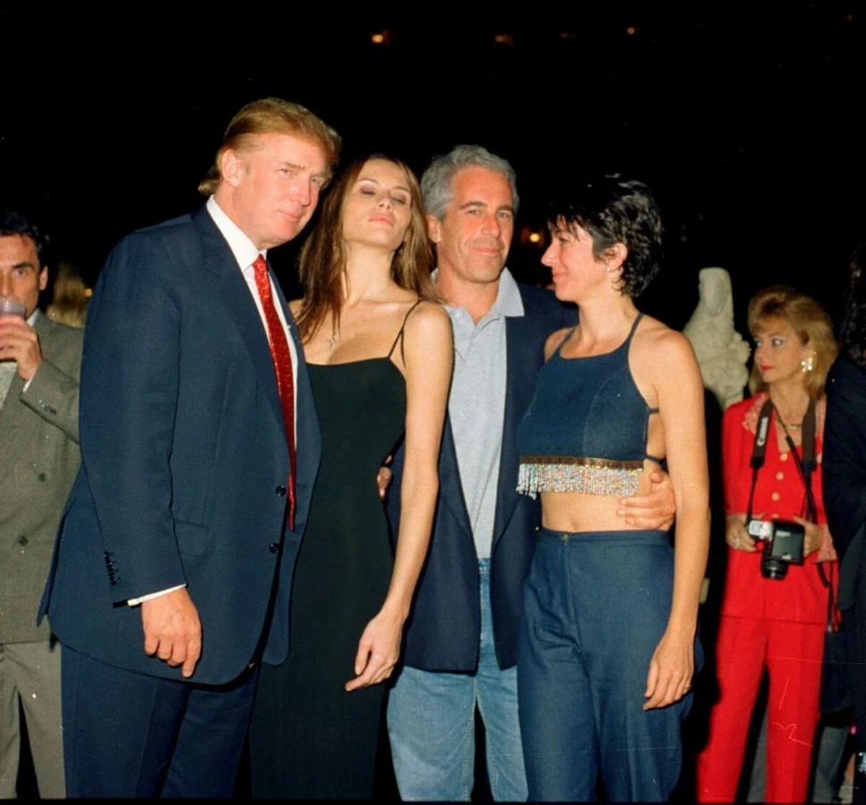 OTROS TIEMPOS. Trump aparece en numerosas fotos y videos junto a Epstein y su novia, Ghislaine Maxuell