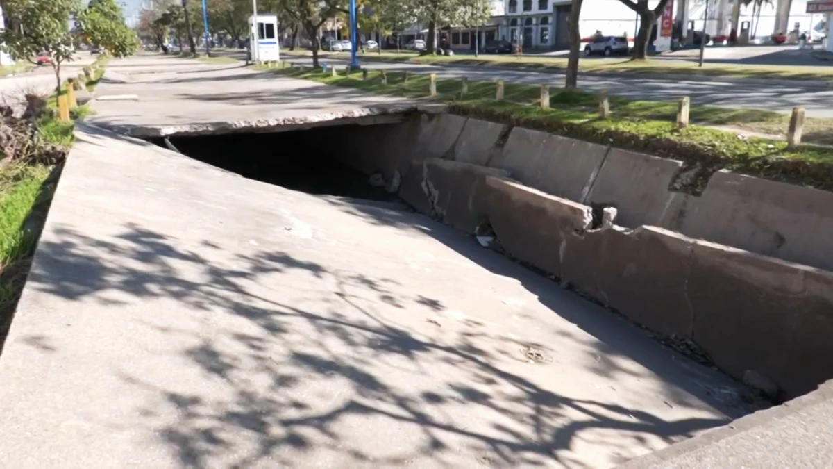 Un año de abandono y mucho peligro: colapsó una losa en el canal pluvial de avenida Roca