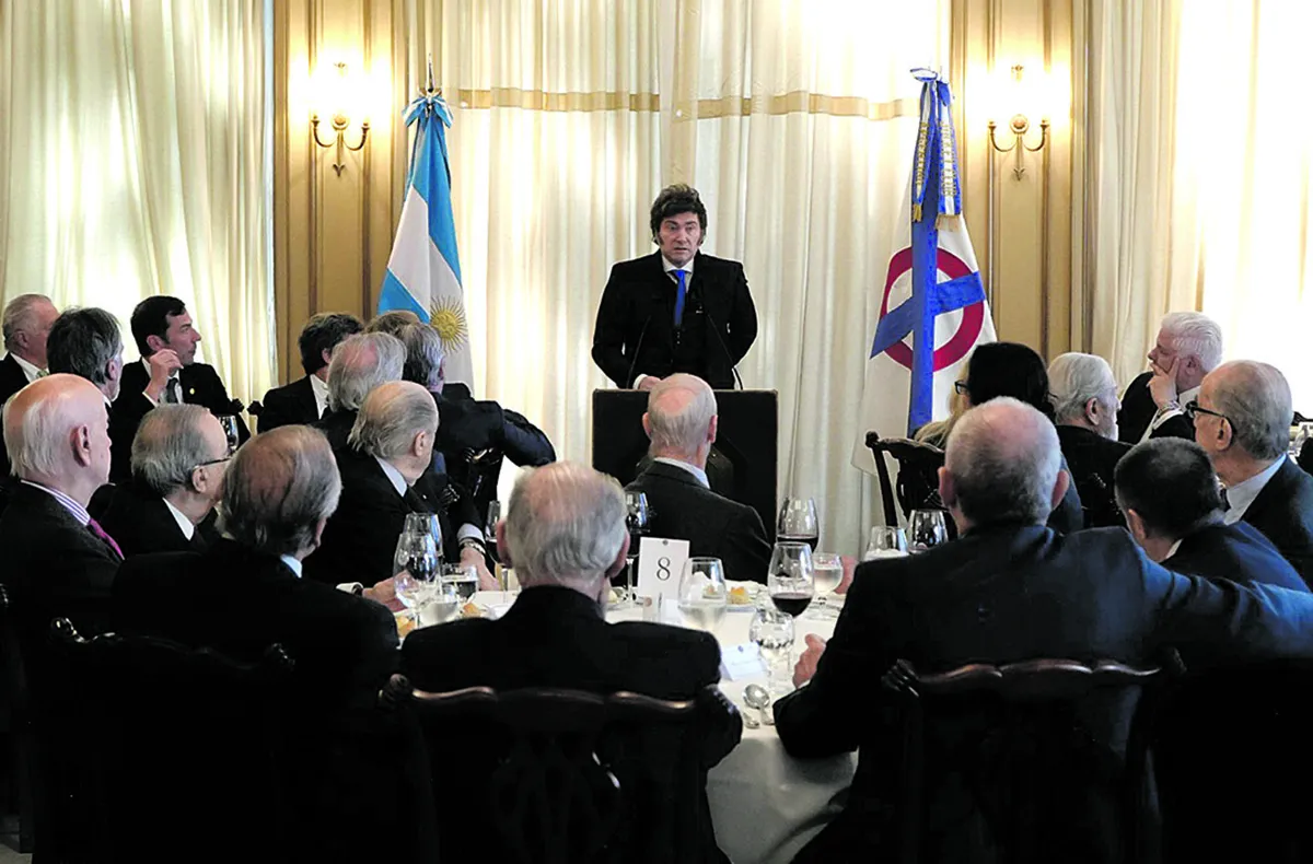 JOCKEY CLUB. Milei recordó al fundador de la entidad, Carlos Pellegrini, “aquel piloto de tormentas que asumió en medio de una crisis”.