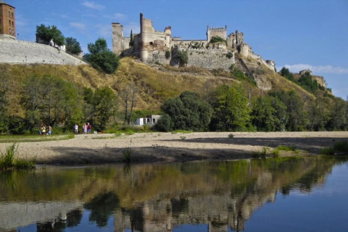 La joya natural de Toledo: tiene playa con un castillo milenario y vistas inolvidables