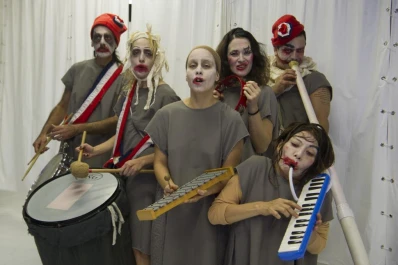 Teatro: “Marat/Sade” confronta a dos pilares del pensamiento