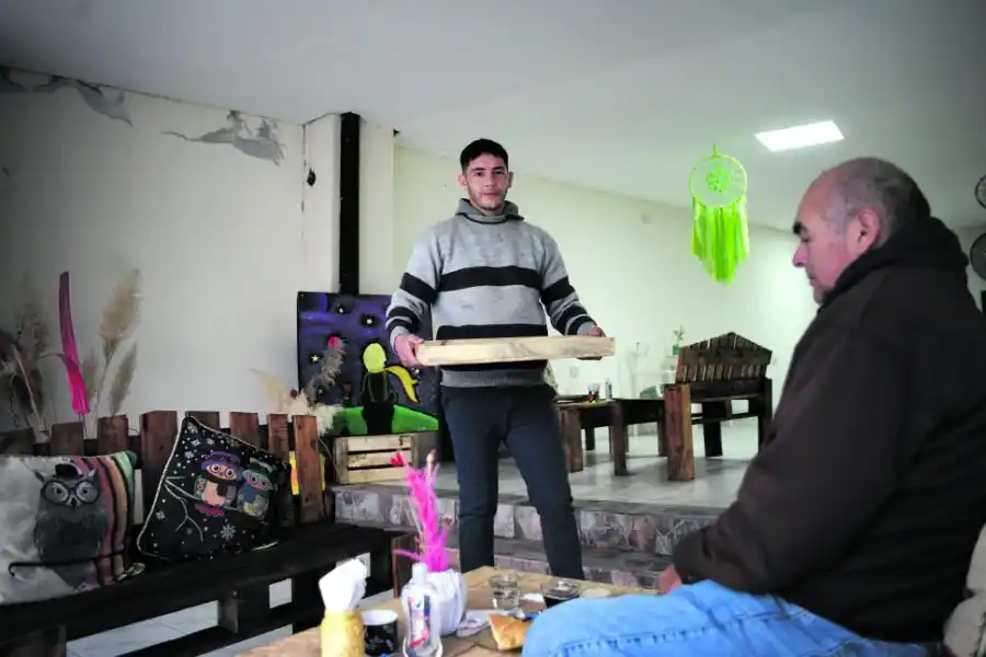 Gastón llega con una bandeja