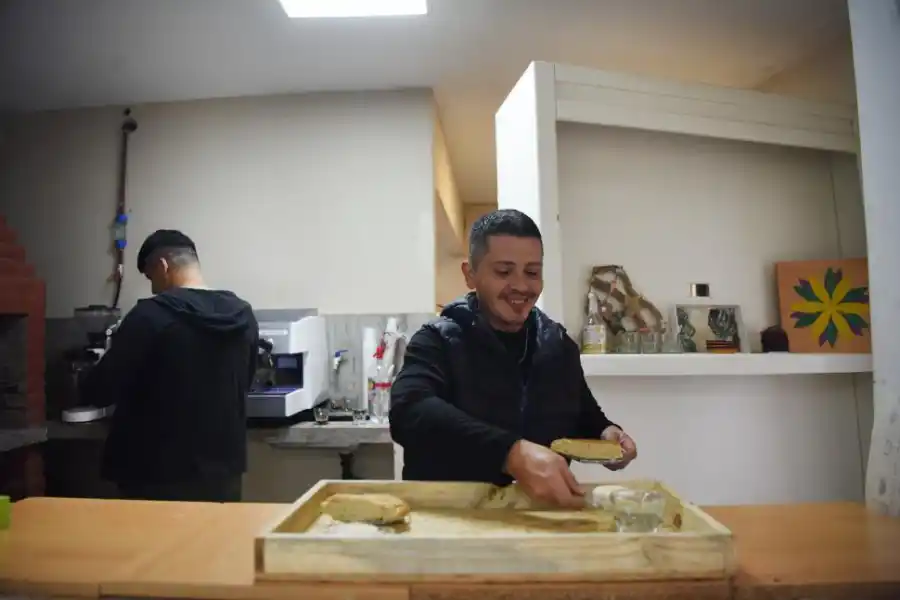 Ramiro corta los panes.