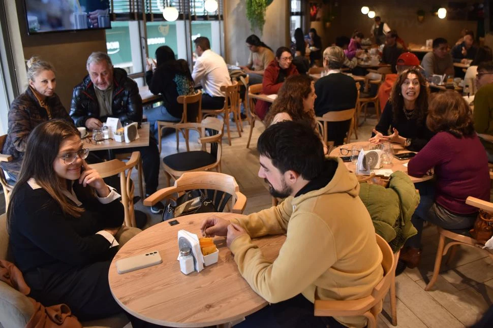 ASÍ SE FESTEJÓ EL AÑO PASADO. Amigos en un bar céntrico de San Miguel de Tucumán.