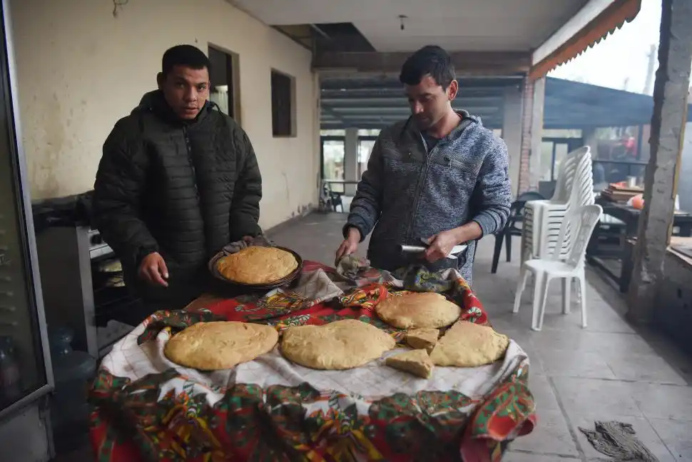 Los jóvenes sirven los panes.