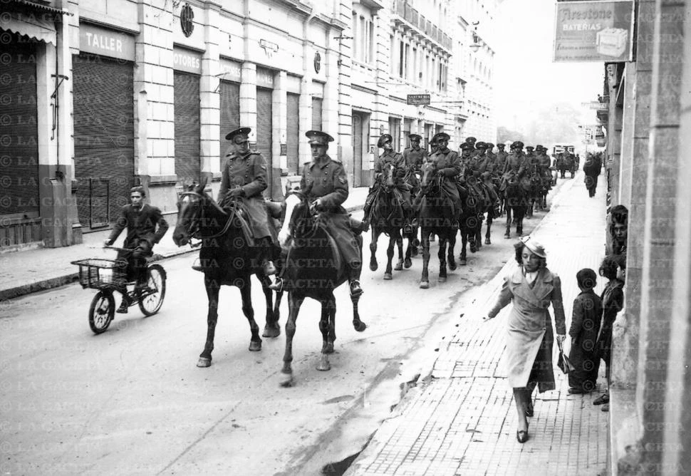 Recuerdos fotográficos: uniformados a caballo, junio del 55