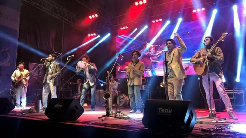 PARA DAR FELICIDAD. La Banda del Río Salí viene sonando desde hace 15 años y esta noche quiere compartir la fiesta con su público en el Virla.