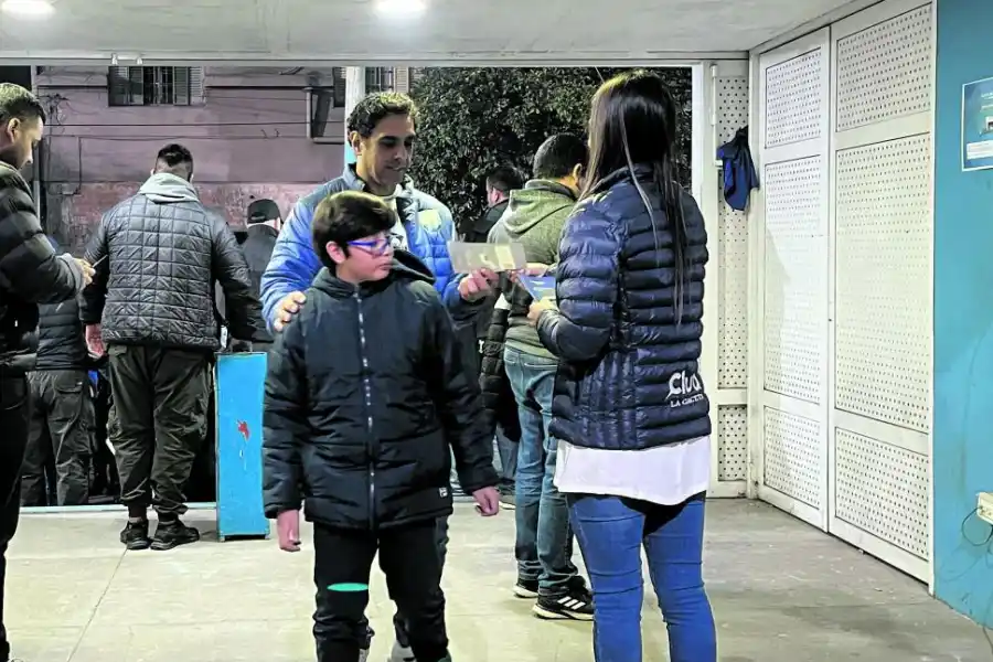 GRAN INTERÉS. Promotoras de LA GACETA, junto a socios decanos.