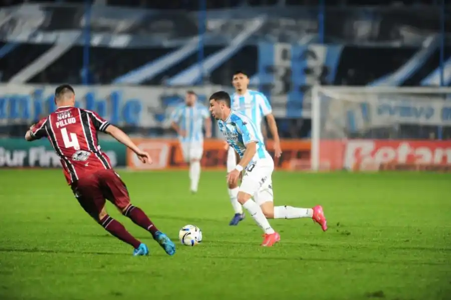 PELIGROSO. Franco Nicola superó a Iván Pillud en reiteradas ocasiones.