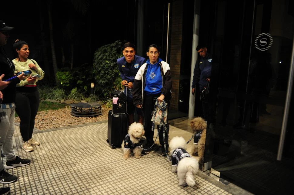 JUNTO AL ÍDOLO. Catalán, dueña de los caninos, confiesa que todos son fanáticos de Coronel; posaron en la previa al duelo. 
