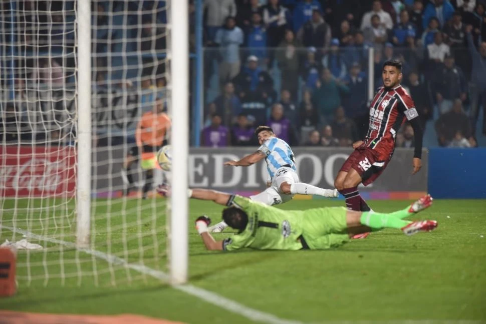 LOCURA “DECANA”. Leandro Díaz fue el gran protagonista de la noche en el Estadio Monumental José Fierro, donde marcó el primer y único gol de Atlético