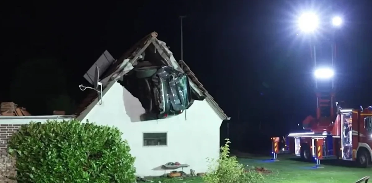 Alemania: un conductor atropelló a un niño que jugaba en una cama elástica y el vehículo terminó incrustado en el techo de un granero