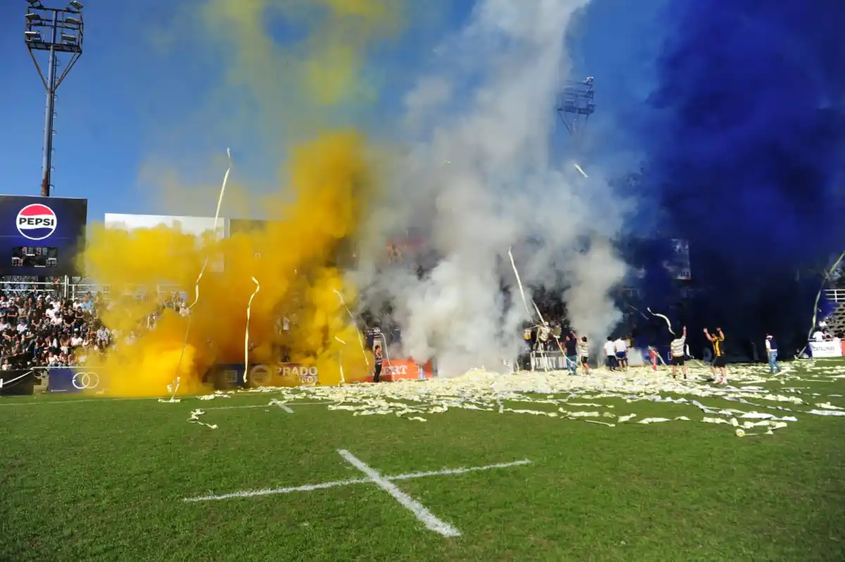 Del esfuerzo al éxtasis: Lawn Tennis se consagró de manera agónica