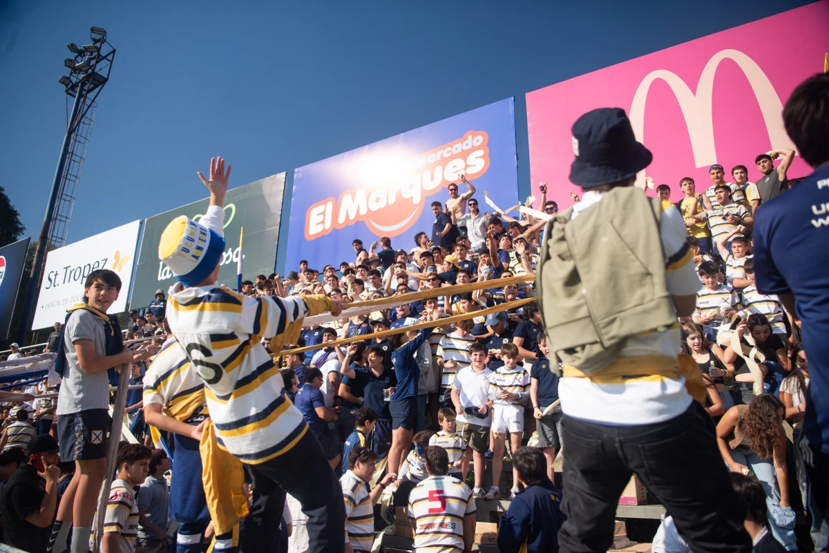 CON TODA LA FURIA. Los hinchas de Lawn Tennis apoyaron a un equipo que viene dulce.