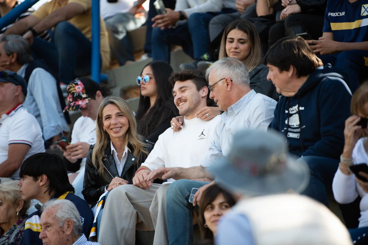 RISAS. Mateo Carreras (en el centro de remera blanca) disfruta de un domingo diferente, en la final del Anual Tucumano de Rugby.