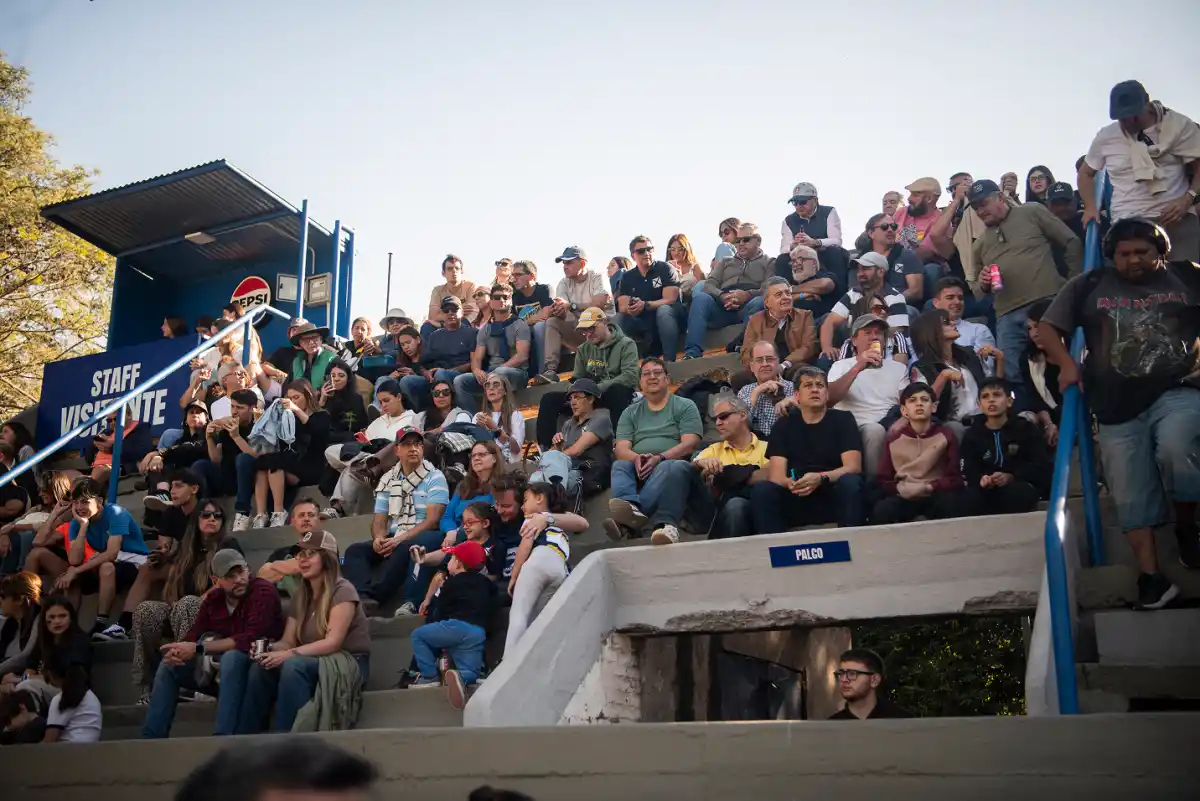 EXPECTANTES. Así estuvieron los fanáticos del rugby, que se dieron cita este domingo en la 