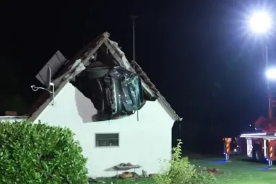 Alemania: un conductor atropelló a un niño que jugaba en una cama elástica y el vehículo terminó incrustado en el techo de un granero