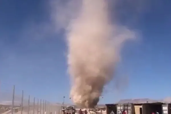 Impactante: así se vio el enorme diablo de polvo en el desierto de Atacama