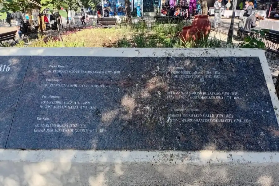 LIMPIEZA URGENTE. Los pájaros dejaron su huella y quedó tapado el nombre de algunos congresales.