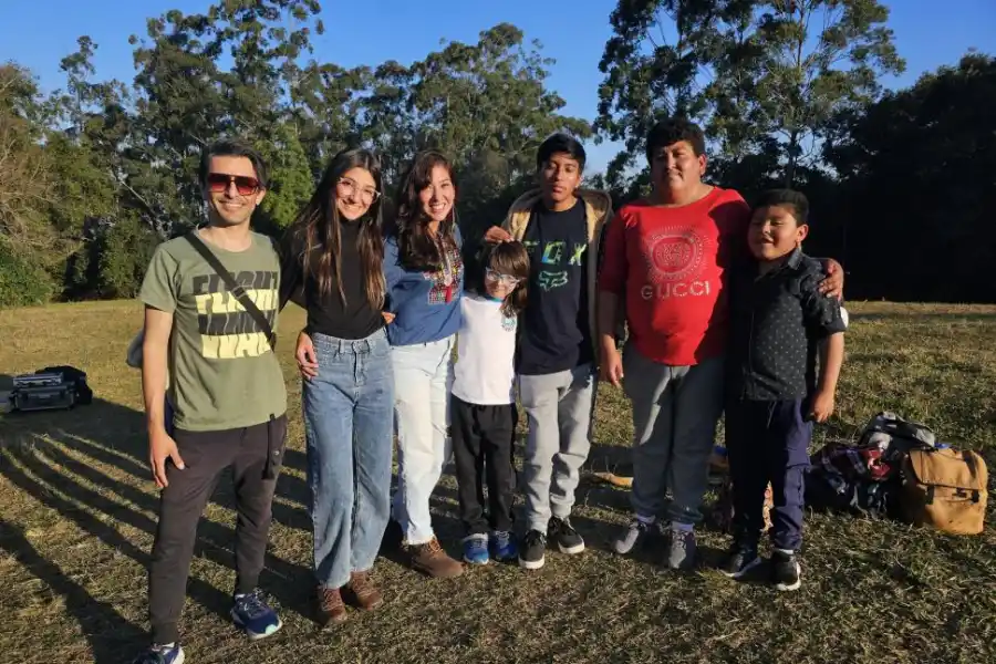 JUNTOS. Miguel, Belén, Soledad, Benicio, Tobías, Alejandra y Nahitan.