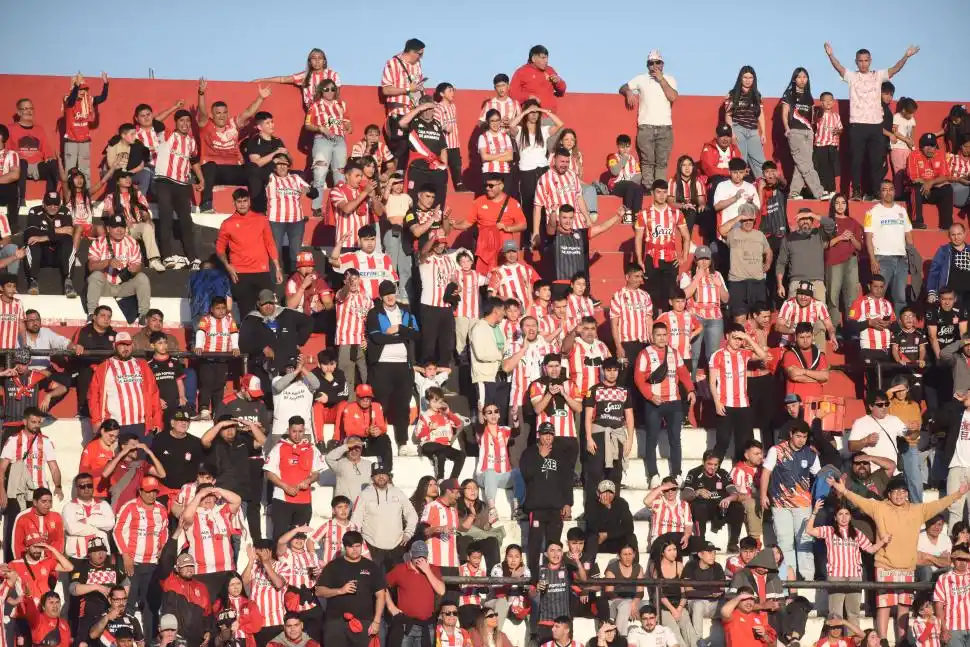 RESIGNACIÓN. Los hinchas no se bancaron el empate con el “Lechero”.