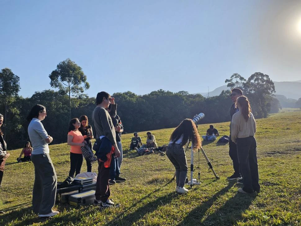 CIELO DESPEJADO. Decenas de personas esperaron su turno para observar el sol de manera segura a través del telescopio de Ampimpa. la gaceta / fotos Belén Castellano