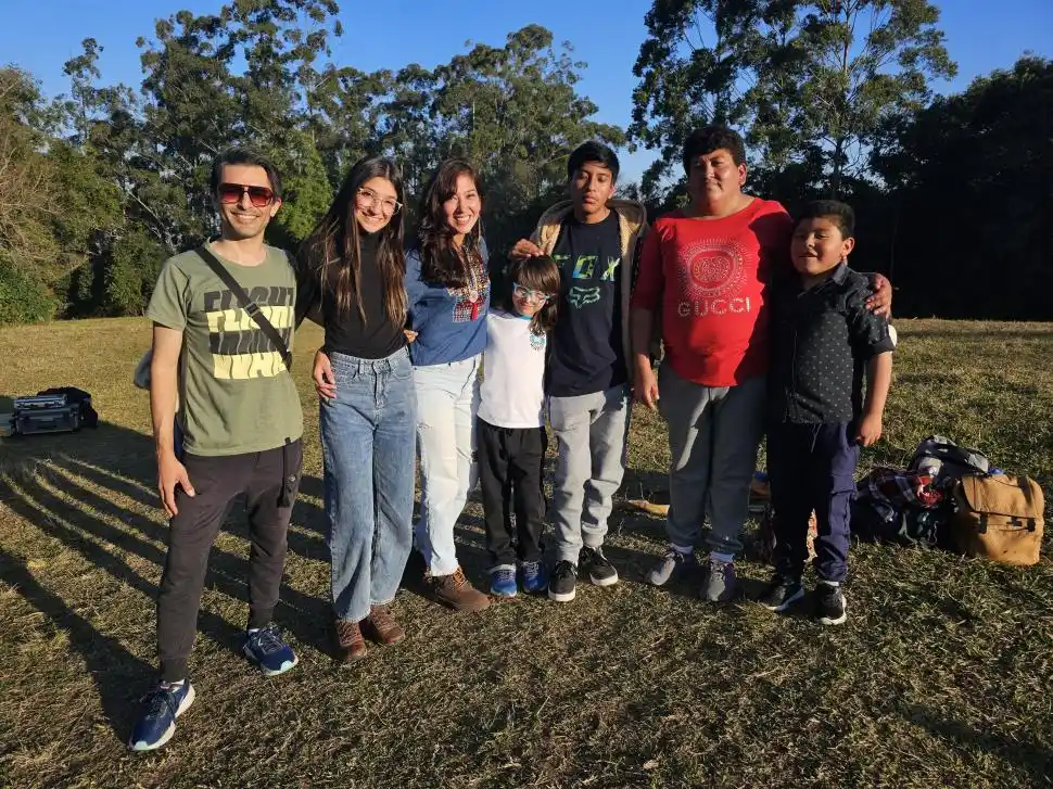 JUNTOS. Miguel, Belén, Soledad, Benicio, Tobías, Alejandra y Nahitan.