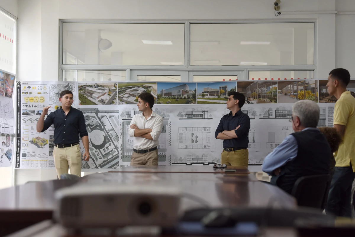 ENTREGA FINAL DE ARQUITECTURA. La imagen muestra la presentación del trabajo final de un grupo de estudiantes próximos a recibirse de arquitectos. / LA GACETA