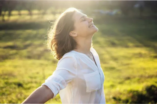 A qué edad vuelve la felicidad, tras su caída en la juventud, según la ciencia