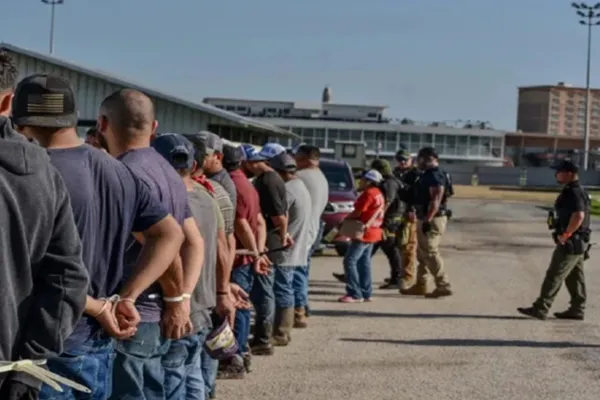 Malos tratos en un centro de detención para migrantes en Estados Unidos