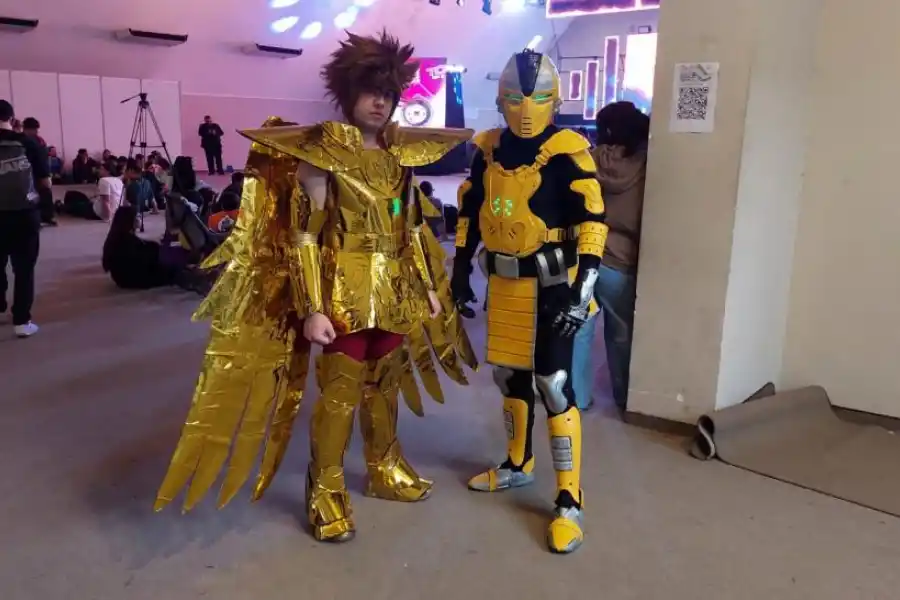 ORO. Los trajes de un Caballero del Zodíaco y de Toa Mata Pohatu.