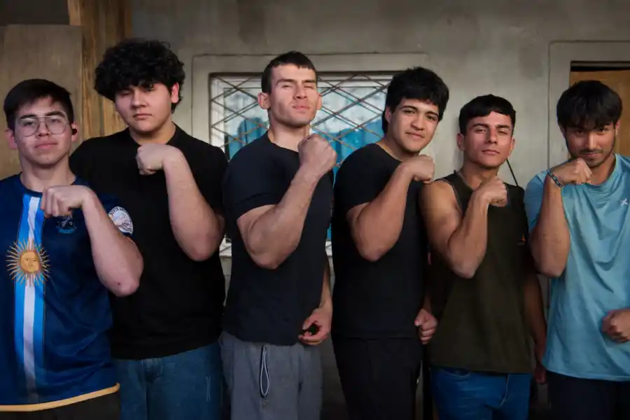 EQUIPO. Varios de los chicos que forman parte de la asociación civil 