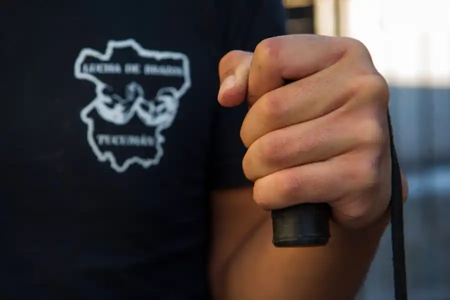 FUERZA Y SÍMBOLO. El puño apretado de uno de los 