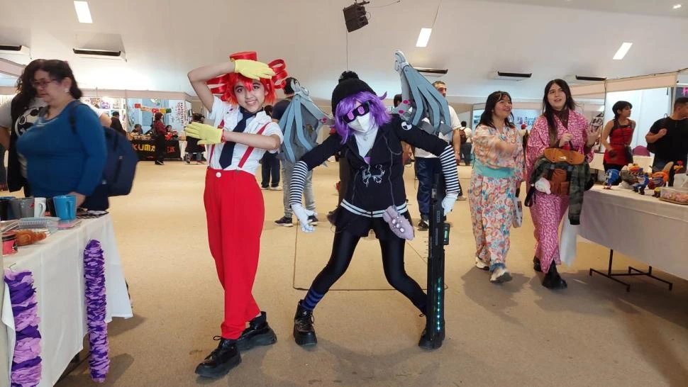 HERMANAS. Camila y Milagros se animaron a jugar con creatividad e interpretaron a Kasane Teto y UZI para sorprender a los asistentes.