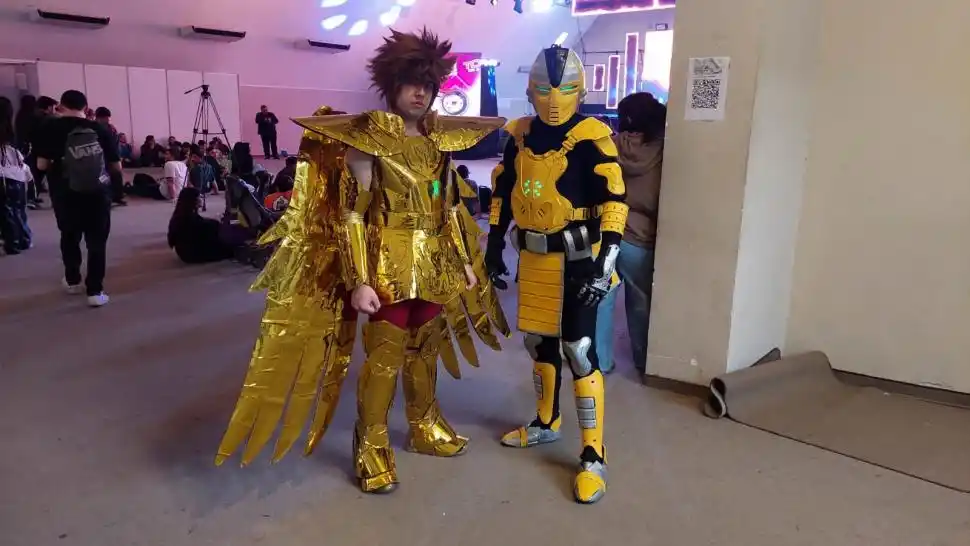 ORO. Los trajes de un Caballero del Zodíaco y de Toa Mata Pohatu.