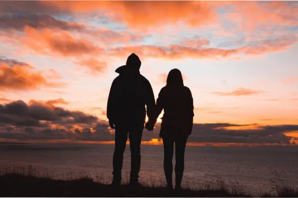 Las parejas duraderas son las que comparten este hábito semanal, según los expertos