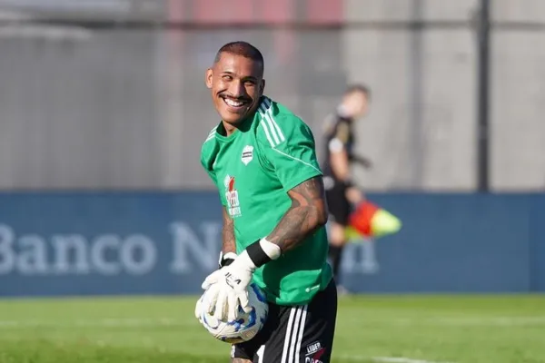 Ignacio Arce volvió a sorprender: gambetas, lujos y un ‘no-look’ en la derrota de Riestra