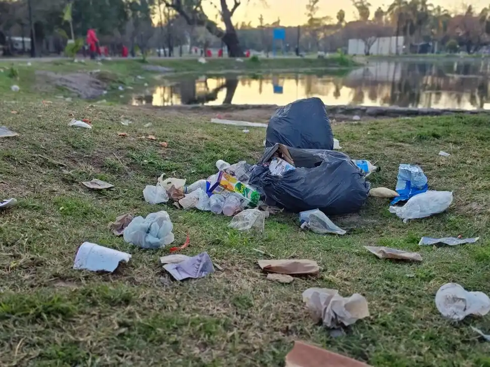 PLÁSTICO. Bolsas con residuos se vieron desparramadas en el lugar.
