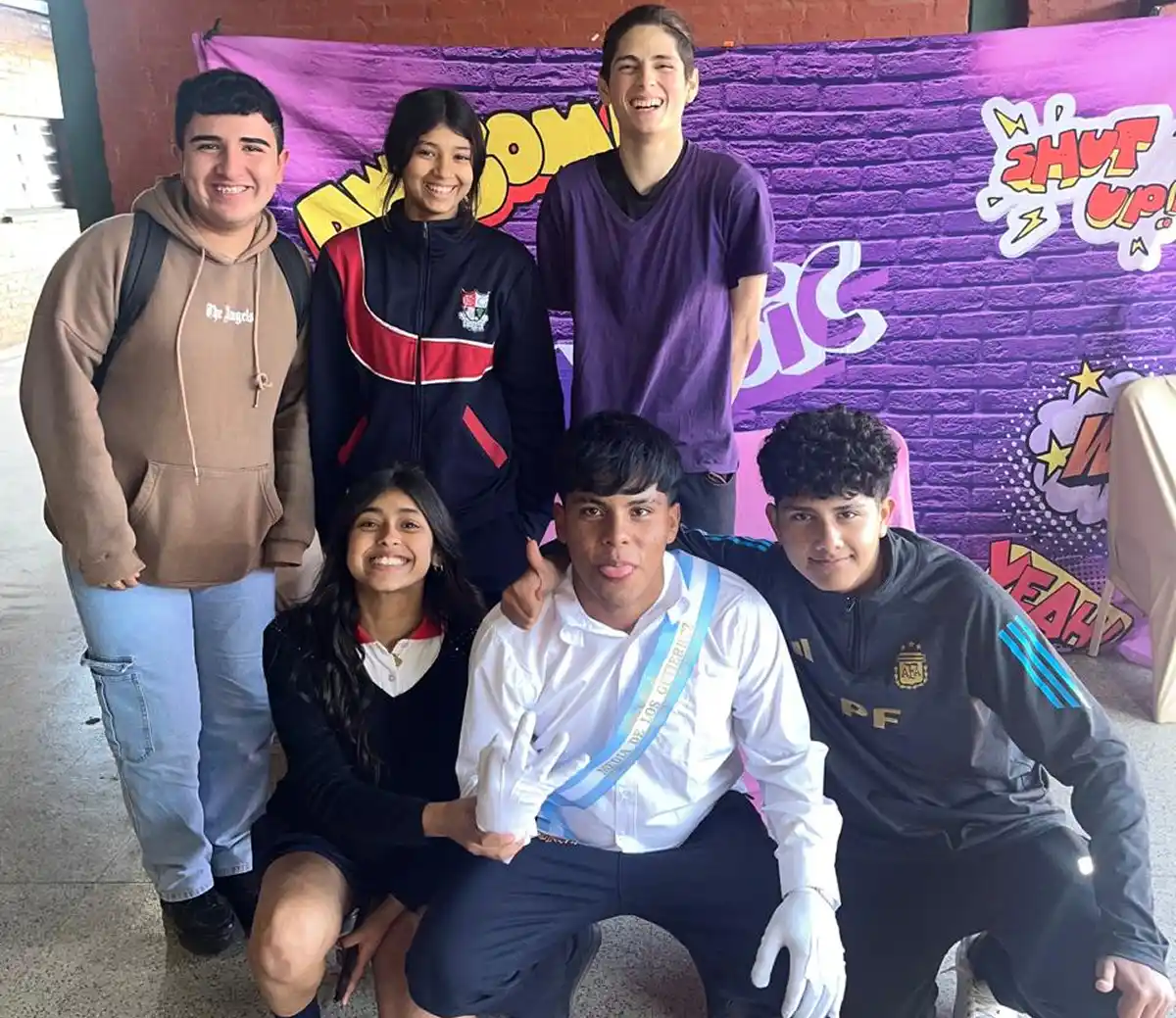 CON SUS COMPAÑEROS. Matías se ganó el cariño de sus compañeros y logró convertirse en presidente del centro de estudiantes. / CORTESÍA MATÍAS GALLO