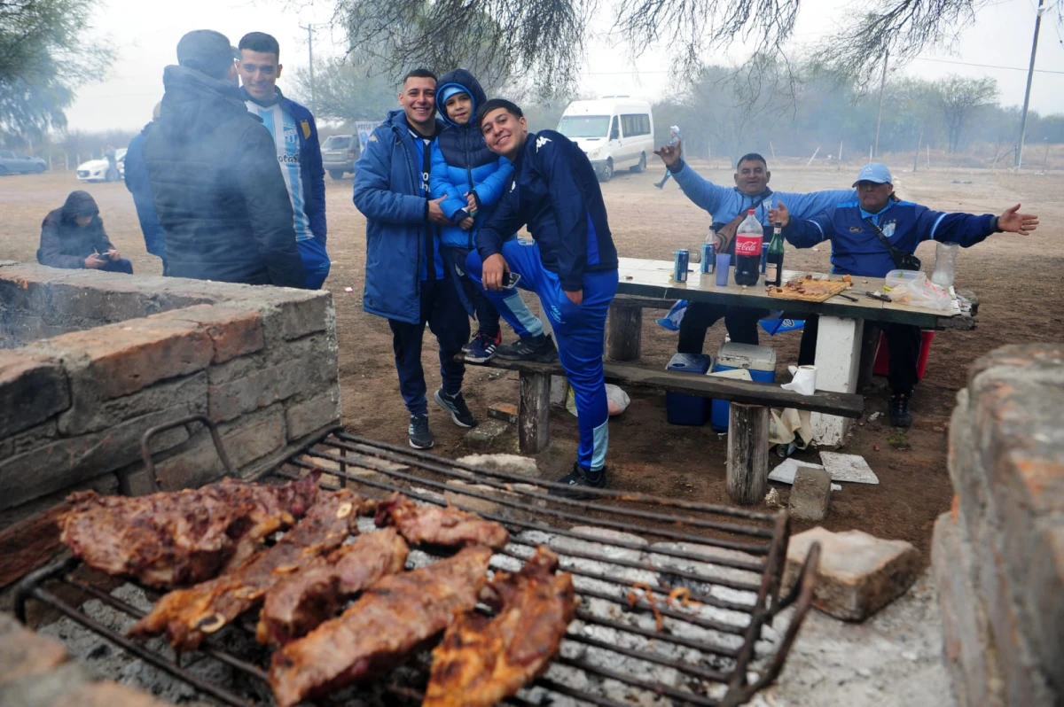 EN FAMILIA. Nicolás Navarro posa con su hijo Joaquín y su cuñado Miguel en la previa del Decano.