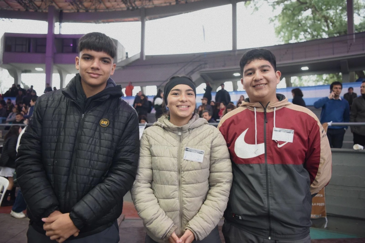 TRABAJO EN EQUIPO. Axel Vázquez, Diego Racedo y Maya Ruiz, del Instituto Técnico Nº4 Juan XXIII, hablaron sobre la importancia de escuchar a sus compañeros y llevar propuestas reales a la mesa de debate.