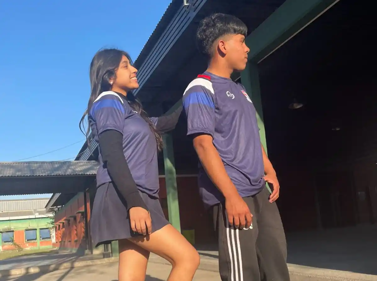 COMO MODELO. Junto a su compañera, posando con la nueva remera de educación física. / CORTESÍA MATÍAS GALLO