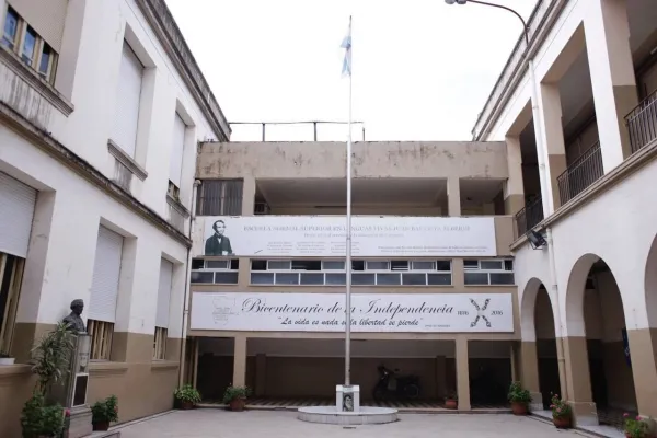 Condenan a un hombre que entró a la Escuela Normal y robó pertenencias de los alumnos