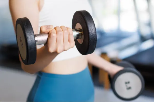 Querés músculos sin cargar kilos? Lo que dice la ciencia sobre