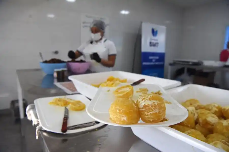 LO QUE DESECHAN. Se quita el albedo y las semillas.