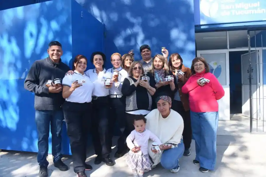EN EL BARRIO OESTE II. Alfredo, Graciela, Marcela, Claudia, Delia, Anita, Julia, Juanita y otras voluntarias.