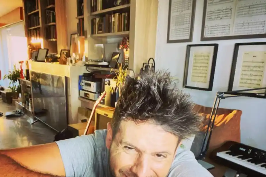 Así es la espectacular casa de Pablo López en Madrid: 3.000 m², estudio de grabación y lujo minimalista