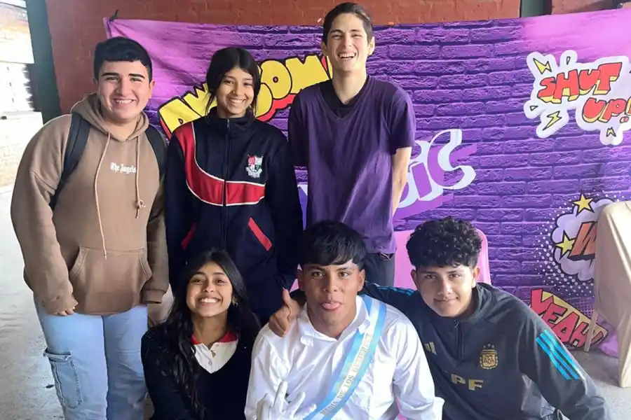 CON SUS COMPAÑEROS. Matías se ganó el cariño de sus compañeros y logró convertirse en presidente del centro de estudiantes. / CORTESÍA MATÍAS GALLO